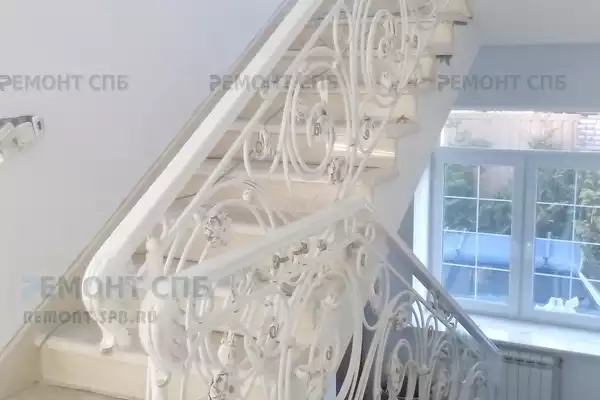 лестница из белого мрамора фото