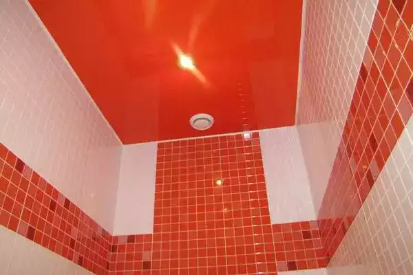 красный натяжной потолок в туалете
