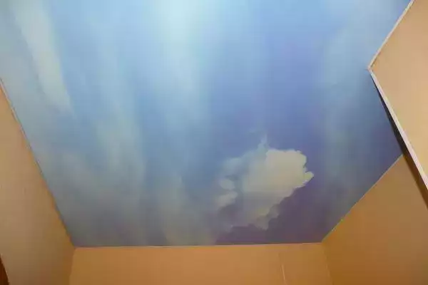 натяжной потолок цвета неба