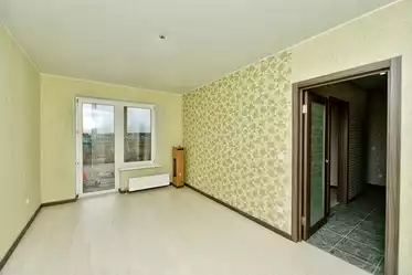 спальная комната с стенами зеленоватого оттенка