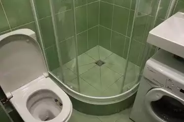 В ванной комнате уложена плитка