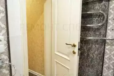 белые двери в ванной комнате