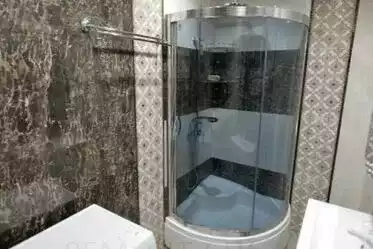 ванная комната с душевой и кабинкой