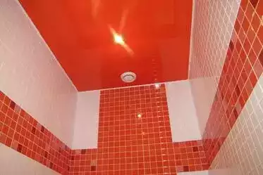 красный натяжной потолок в туалете
