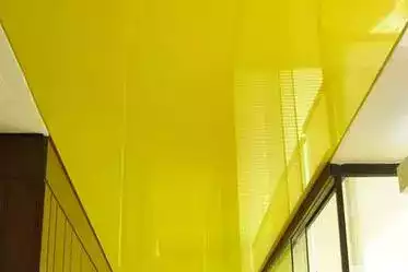 желтый натяжной потолок