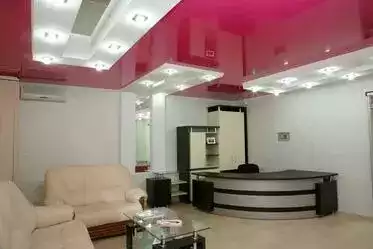 розовый натяжной потолок
