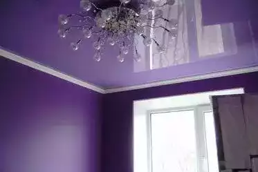 фиолетовый натяжной потолок