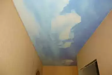 натяжной потолок с рисунком неба