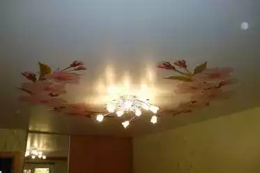 натяжной потолок розовый потолок