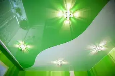 натяжной потолок зелено-белый 2