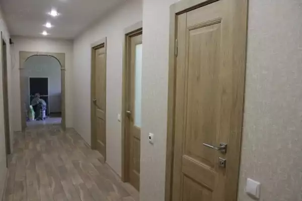 фото капитального ремонта квартиры на ул. Кустодиева д.12 установка межкомнатных дверей