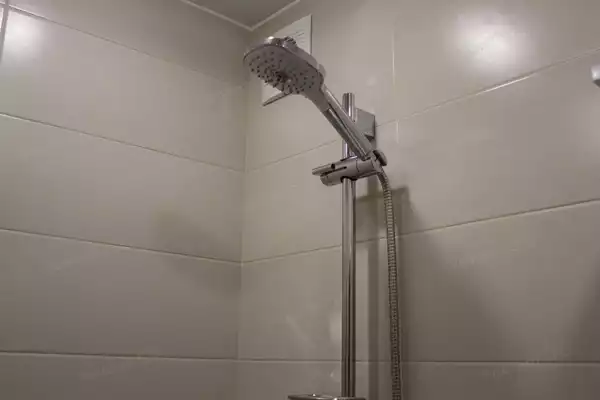 фото капитального ремонта квартиры на ул. Кустодиева д.12 установка сантехники в ванной комнате