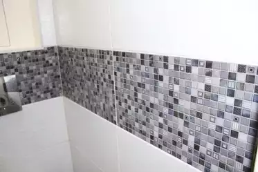 уложена плитка в туалете