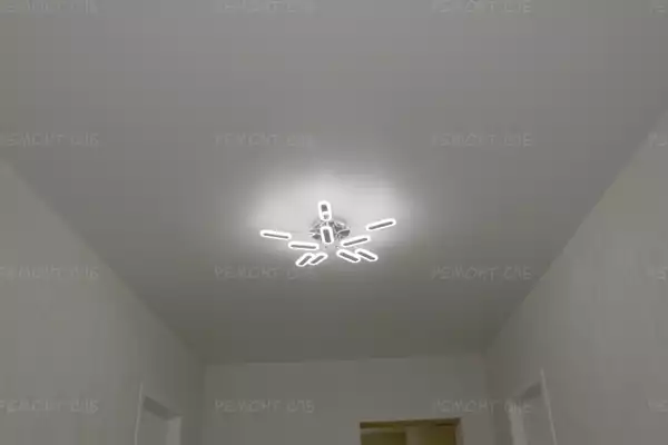 Ремонт потолка и монтаж освещения в комнате