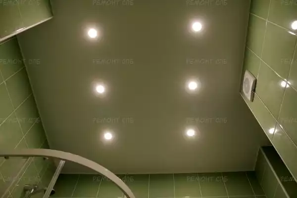 установлен натяжной потолок в ванной комнате