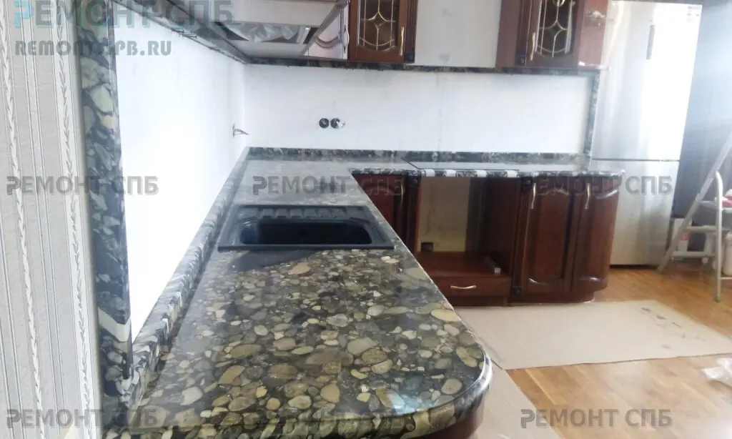 столещница с мойкой из декаротивного гранита фото