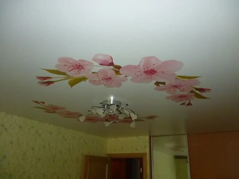 натяжной потолок с цветами вид 4
