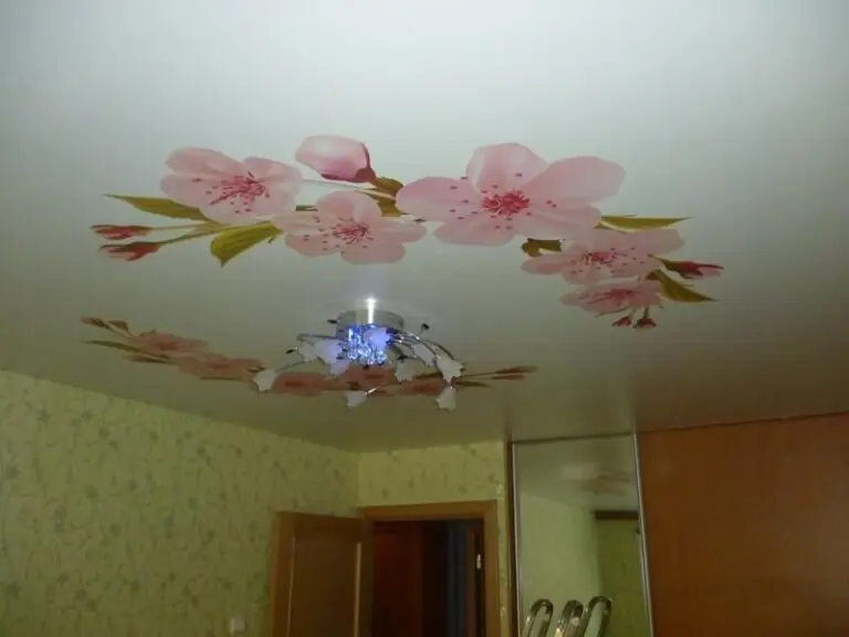 натяжной потолок с розовыми цветами