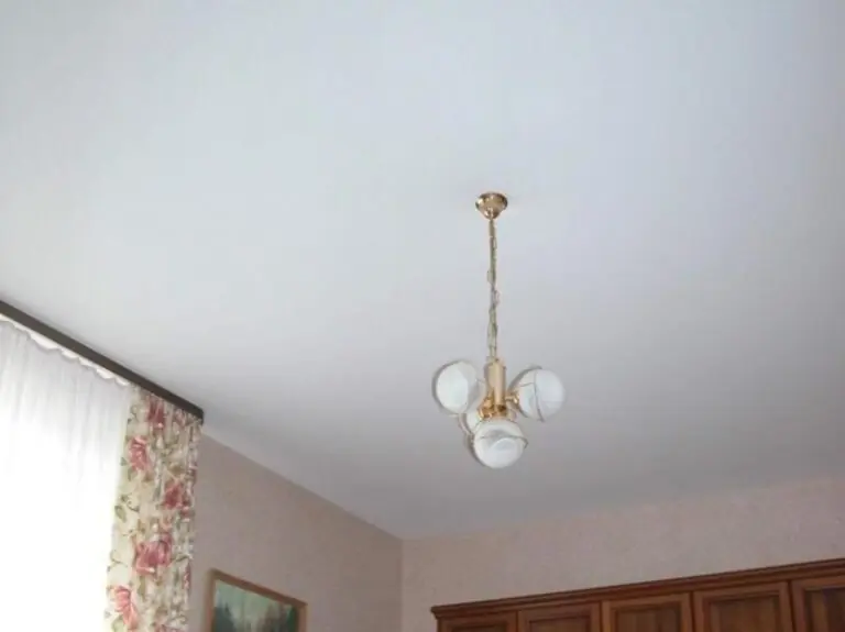 однотонный натяжной потолок