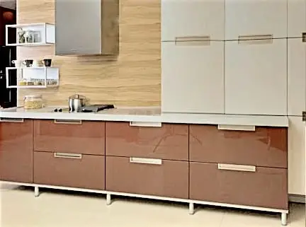 кухня с отделкой ламинатом